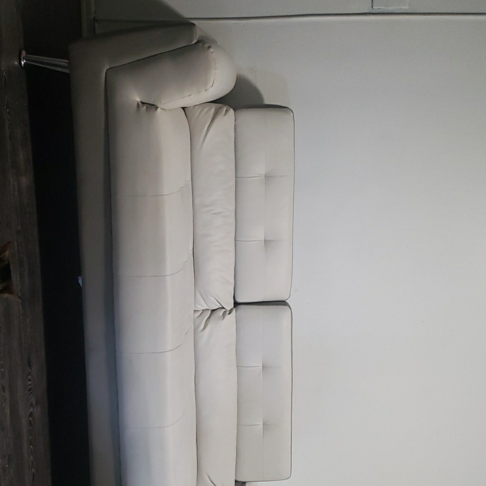 White and grey modern liningroom - Picture 3 of 3